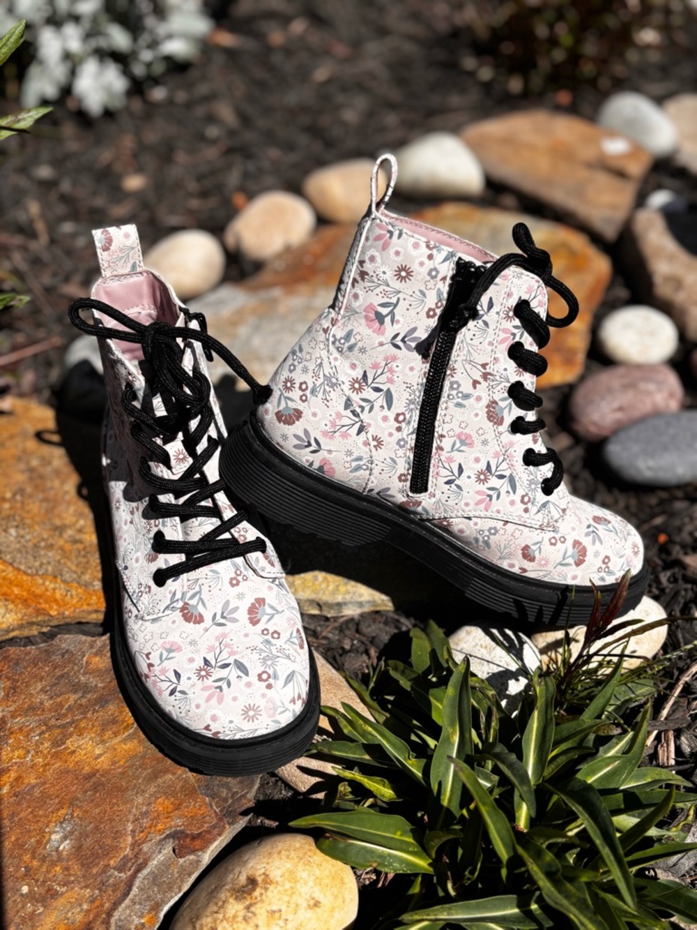 art class Floral Combat kids Boots - Pink/Black/White like new size 2